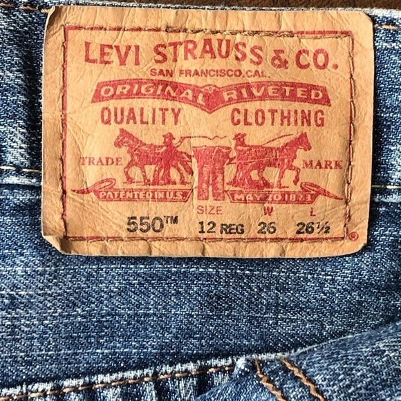 Levi’s 550 Size 26W Relax Fit Women’s Cutoff Shorts Denim Raw Hem - Picture 6 of 9